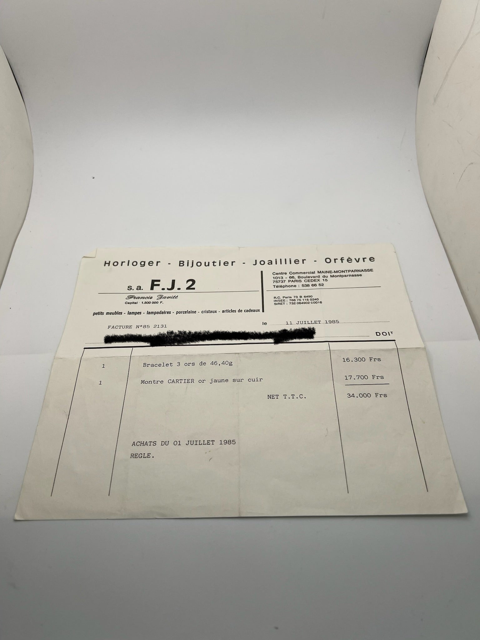 Montre Cartier modèle Calandre pour femme élégante en or jaune avec boîtier rectangulaire de 18 x 26 mm, lignes raffinées et design iconique des années 1980. Cadran blanc lumineux orné de chiffres romains noirs, protégé par un verre minéral. Mouvement à quartz assurant une lecture précise de l’heure. Bracelet en cuir de crocodile noir apportant une touche sophistiquée, équipé d’une boucle ardillon en acier. Modèle vintage en très bon état, présentant de légères micro-rayures superficielles liées à l’âge.