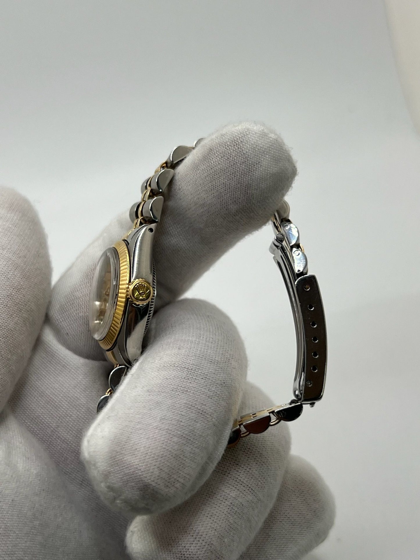 Montre de luxe pour femme, la Rolex Oyster Perpetual Lady 26 mm séduit par son élégance intemporelle. Dotée d’un boîtier en acier et d’un bracelet Jubilee raffiné, elle incarne le savoir-faire Rolex. Idéale pour les poignets fins, cette montre automatique allie précision, style et discrétion au quotidien.