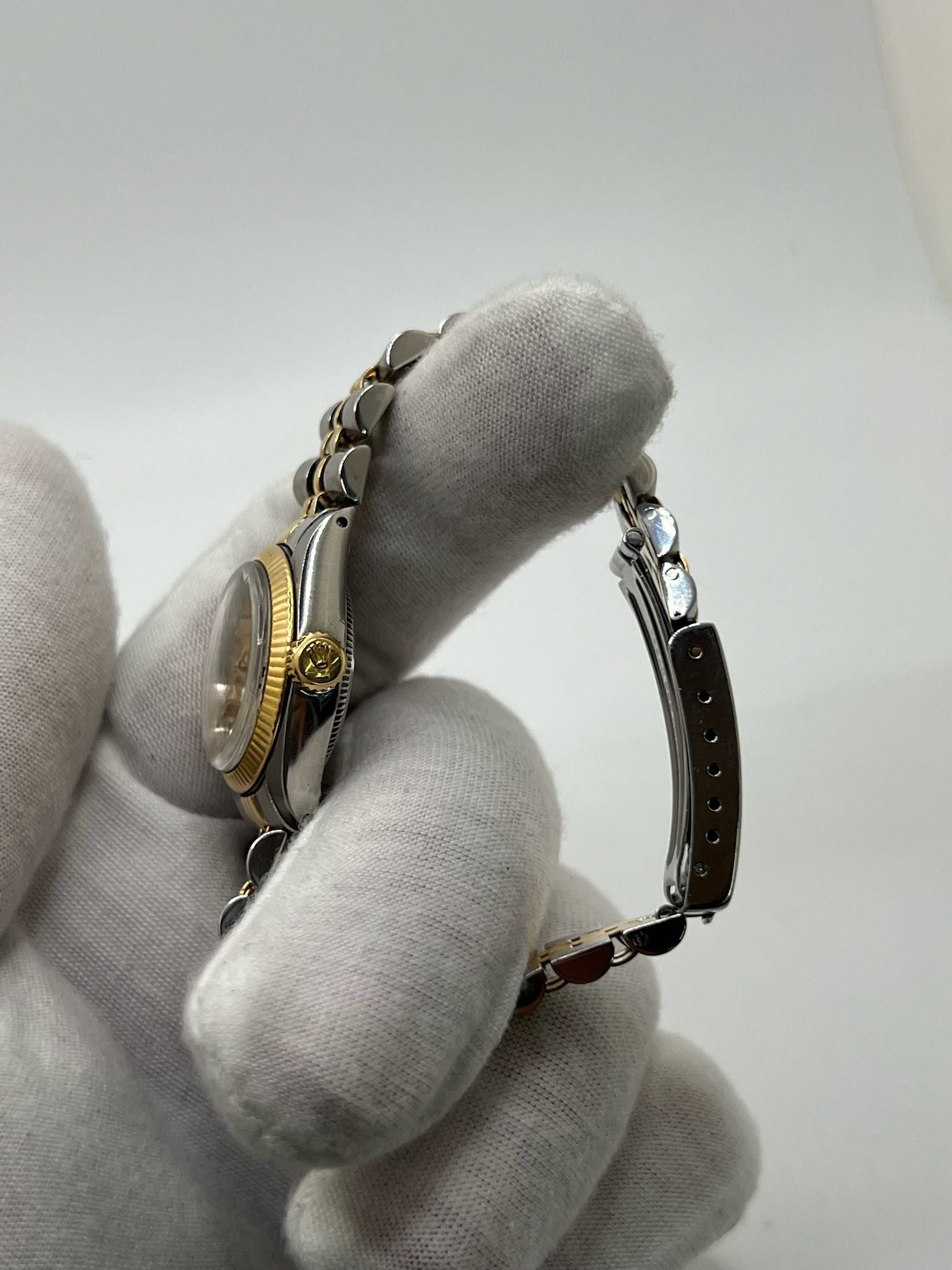 Montre de luxe pour femme, la Rolex Oyster Perpetual Lady 26 mm séduit par son élégance intemporelle. Dotée d’un boîtier en acier et d’un bracelet Jubilee raffiné, elle incarne le savoir-faire Rolex. Idéale pour les poignets fins, cette montre automatique allie précision, style et discrétion au quotidien.