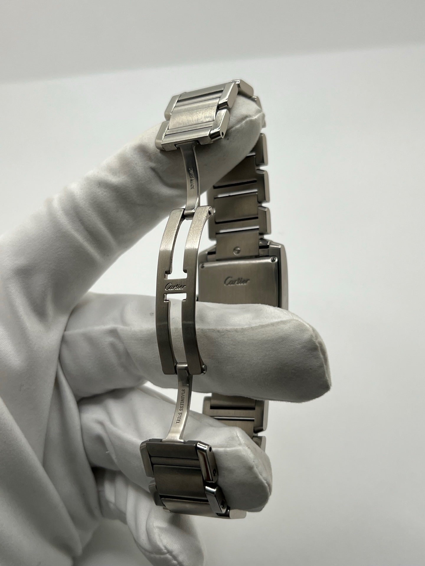 Montre Cartier Tank Française 2465 pour femme en acier, dotée d’un mouvement quartz et d’un cadran blanc à chiffres romains. Ce modèle iconique présente un boîtier de 25 x 30 mm, un bracelet en acier avec boucle double plis, ainsi qu’un verre saphir. Montre de luxe d’occasion en très bon état, avec de légères traces d’usure discrètes. Livrée avec son coffret d’origine, sans papiers, révisée en interne en mars 2026.