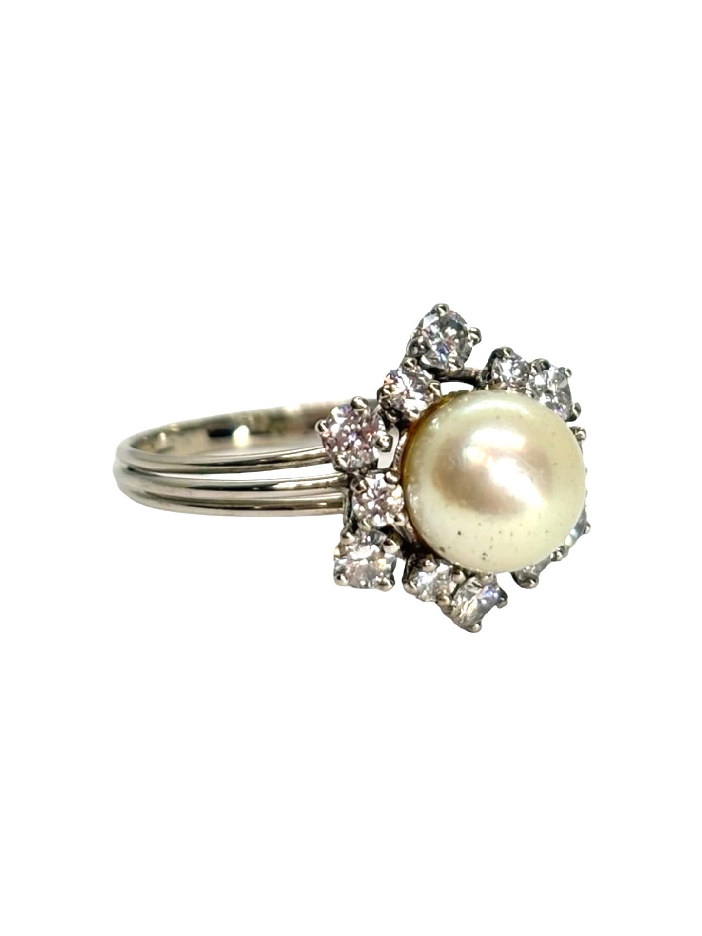 Bague en or blanc 18K sertie d’une perle naturelle élégante et de diamants totalisant 0,90 carat. Un bijou raffiné au design intemporel, alliant l’éclat des diamants à la douceur nacrée de la perle. Monture délicate en or blanc poli, idéale pour sublimer la main avec élégance et sophistication. Pièce de joaillerie précieuse, parfaite pour une occasion spéciale ou une collection haut de gamme.
