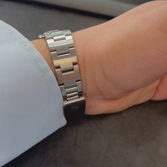 Découvrez la montre Rolex Air-King 14000M, un modèle emblématique de la célèbre marque suisse. Cette montre de luxe est accompagnée de sa boîte d'origine, garantissant son authenticité et sa valeur. Avec son design intemporel et sa précision exceptionnelle, la Rolex Air-King 14000M est l'accessoire idéal pour les collectionneurs et les amateurs de montres haut de gamme.