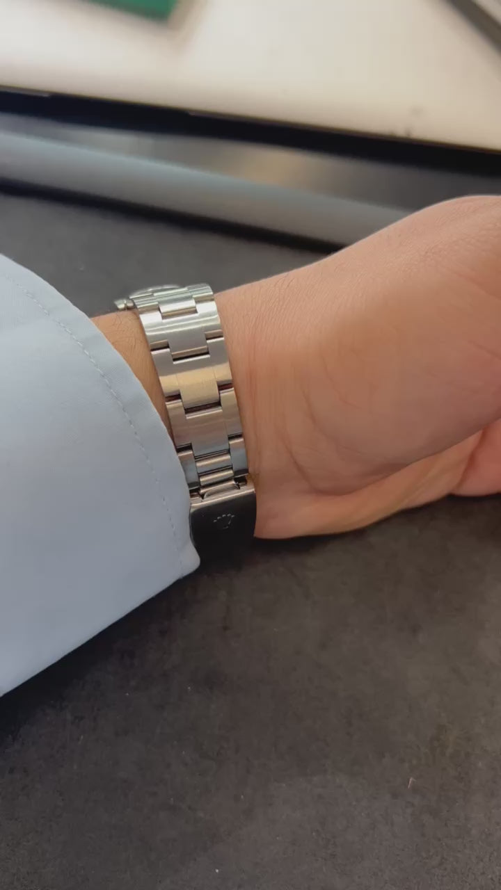 Découvrez la montre Rolex Air-King 14000M, un modèle emblématique de la célèbre marque suisse. Cette montre de luxe est accompagnée de sa boîte d'origine, garantissant son authenticité et sa valeur. Avec son design intemporel et sa précision exceptionnelle, la Rolex Air-King 14000M est l'accessoire idéal pour les collectionneurs et les amateurs de montres haut de gamme.